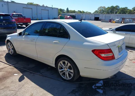 2013 Mercedes-Benz C 300 Luxury 4Matic z USA, uszkodzony, nr VIN WDDGF8AB5DR299259